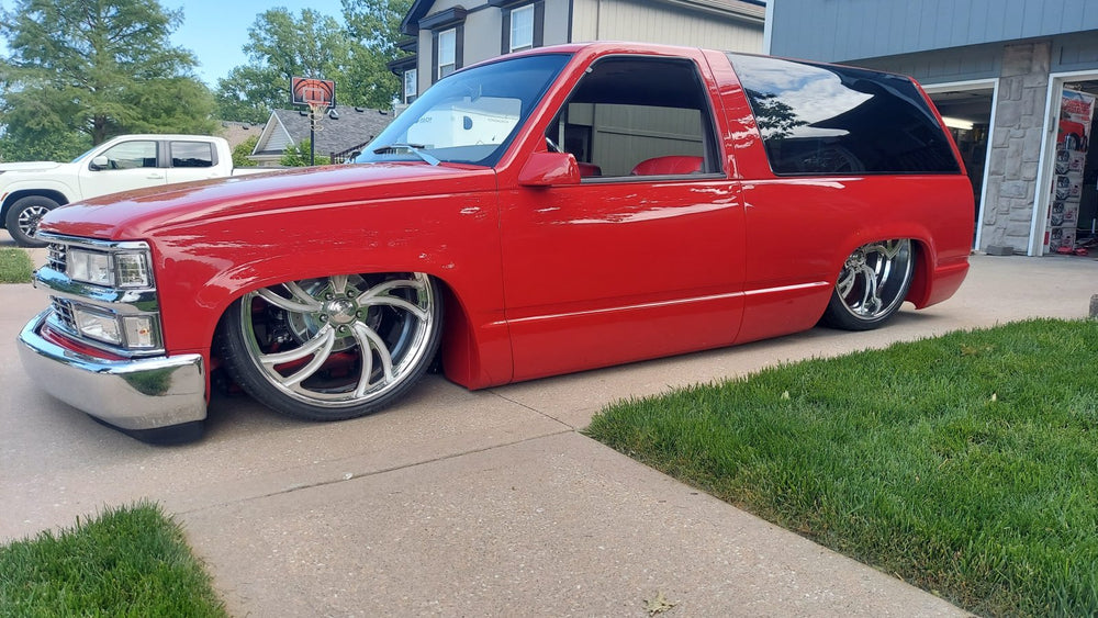 1998 Chevrolet Tahoe with Intro Spyder wheels, photo 1 of 2